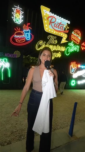 🏆🍔 The Champions Burger 🍔🏆 on Instagram: "La pregunta es simple: ¿Tú harías lo mismo? 😏 Les hemos puesto a prueba y el veredicto ha sido claro. Y es que, ¿quién puede resistirse a nuestro merchandising? Cuando el hype está a este nivel, el sacrificio se justifica. ¡Nuestras camisetas son tan bestiales que rompen todas las reglas! 🔥😍 Ahora te toca a ti. Hazte con la tuya al mejor precio 👕 Entra en nuestra tienda online (shop.thechampionsburger.com) y consigue un 10 % de descuento en tu pr