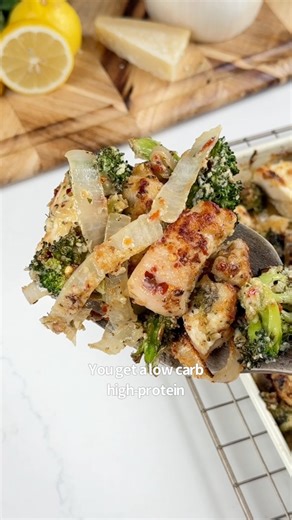 Garlic Parmesan Sheet-Pan Chicken Dinner 🤤🔥🙌 What you need: 2 chicken breasts, cut into cubes 12 oz broccoli, chopped 1 white onion, sliced 1/2 cup Parmesan, grated 4 tbsp garlic butter Salt & pepper How to make it: 1. Combine all ingredients on a baking sheet. 2. Bake @ 425F for 20-25 mins. Take it out & enjoy! For garlic butter mix: 4 tbsp butter, 2 tbsp parsley, 2 tsp garlic & 1 tsp red pepper flakes This recipe is Lowcarb High Protein & so easy 👌 | Keto Snackz