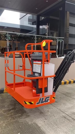 JLG E450AJ: Heavy Equipment in Action