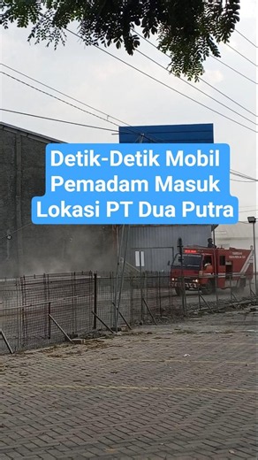 Detik Detik Mobil Damkar Masuk Lokasi Pabrik Dua Putra