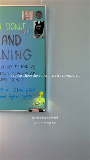 대한칠판(디자인 자석보드,홈인테리어,칠판) on Instagram: "디자인 자석보드 칠판👀 📎Interior Design Board . . . 단순한 보드가 아닌, 공간의 균형을 완성하는 오브제 디자인 자석보드로 분위기를 설계합니다. - It’s not just a board, an object that completes the balance of space. Design the atmosphere with a magnetic board. #koreaboard 공간의 분위기를 완성해주세요👋 🌈🏡"