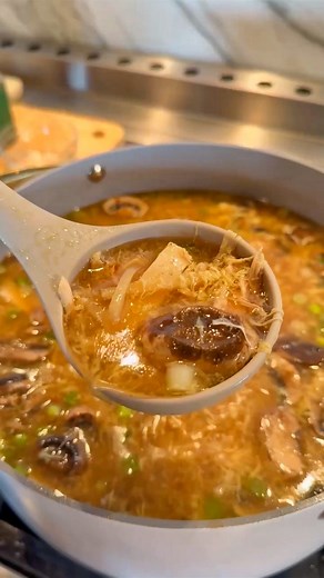 HOT & SOUR SOUP!!! 🍲 (High protein, low carb) Have you tried this?! It’s soup season and I’m soooo excited to share this hot and sour soup! This is how I make it for my family, and I add chicken to make it a full meal 🥳 All you need is: Chicken bone broth Mushrooms Bamboo shoots Firm tofu Tamari or soy sauce White pepper Chicken bouillon Red chili flakes Chicken - to make it a full meal Sesame oil Green onions Vinegar Let me know if you want the written recipe and nutrition info on this 😍 Thi