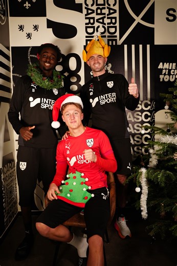 🎄 L’Amiens SC vous souhaite un joyeux Noël et de belles fêtes de fin d’année. Que ces fêtes soient remplies de partage, de joie et de beaux moments. #TeamASC 🤍🖤 | Amiens SC Football