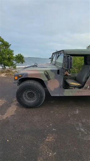 Logistic Group Chile VENTA DESDE SUBASTA O DEALERS 🇺🇸🇨🇱 on Instagram: "🔥 **SIENTE EL PODER DE LOS HÉROES AMERICANOS EN TUS MANOS** 🔥 🇺🇸 **HUMMER H1 / HMMWV 2001 – OFF ROAD LEGENDARIO** 🚚 ¡Disponible para todo Chile junto a LGC Chile! 💸 **$17.800.000 + costos de importación** Si Arnold, Rambo o cualquier héroe norteamericano tuvieran que elegir un vehículo para conquistar la selva, cruzar desiertos o enfrentar lo imposible… **sería este**. Un **HMMWV A2 2004 4x4** con motor **6.5 diésel