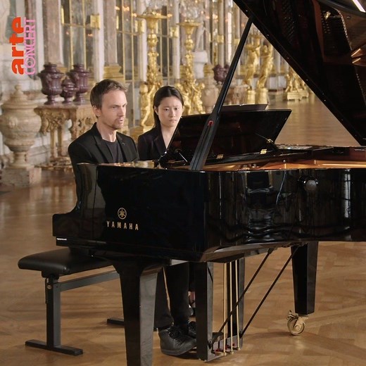 Le pianiste Alexandre Tharaud en concert dans la galerie des glaces du Château de Versailles, c'est un rayon de soleil✨ bit.ly/TharaudVersailles Via ARTE Concert | ARTE