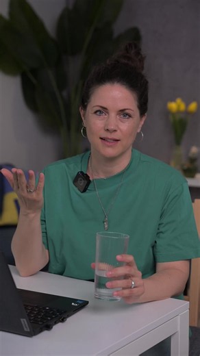☝️ Durst ist ein wichtiges Warnsignal – kommt aber oft erst, wenn deinem Körper bereits Flüssigkeit fehlt. 💧 Deshalb: Nicht warten, sondern regelmäßig über den Tag verteilt trinken. Vergisst du das auch manchmal? Denkt immer daran: eine ausgewogene Ernährung und ein gesunder Lebensstil sind die wichtigste Grundlage für euer Wohlbefinden. 🥗 🌟 #hohesc #vitaminc #wasser #gesundheitsmythos #gesundheit #hydration