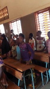 " Nous allons tous travailler pour batir la paix. Nous allons tous nous lever pour.... la joie..." Un beau chant des dlèves de l'école primaire publique Bonheur Ville B, sur la consolidation de la paix. C'était lors de l'enrégistrement de l'émission radiophonique " A l'école des enfants " sur le thème, "Nouvel an 2026, nos voeux d'adolescents pour la paix et le vivre ensemble dans notre pays le Burkina Faso " au sein de leur établissement | À l'école des enfants