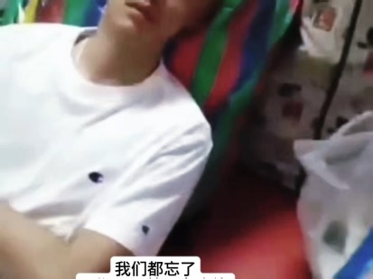 早期的bb0并不喜欢包包 连触摸都是这么小心翼翼