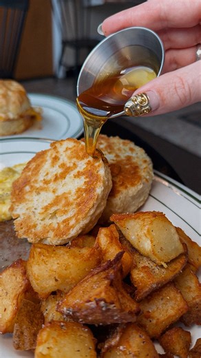 Wise County Biscuits & Cafe 🍳 - The type of place you go for a comfort meal after getting locked out of your house😜😆 • • • When I think of a comfort meal, my mind instantly goes to Wise County Biscuits & Cafe. While they do get super busy on the weekends, it’s the perfect spot to go on a weekday morning (plus they’re open on Mondays!). Needless to say, it might even be a great place to go if you ever get locked out of your house while it’s snowing! 🤣 Their biscuits & honey are my favorite. J