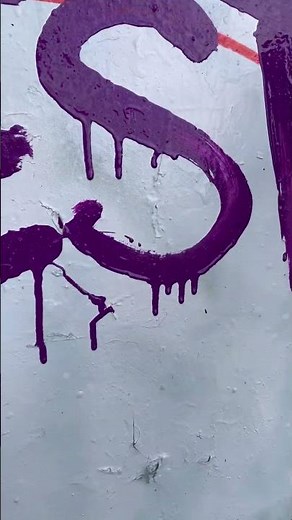 On the run ink or paint. Molotow dripstick