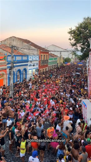 OLINDA É LOST 🎉 on Instagram: "Bateria toae desfilando nas ladeiras de Olinda"