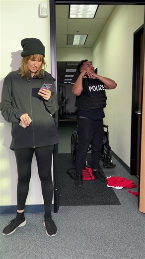 The robber does not know she steals from an undercover police! | Even More Vu