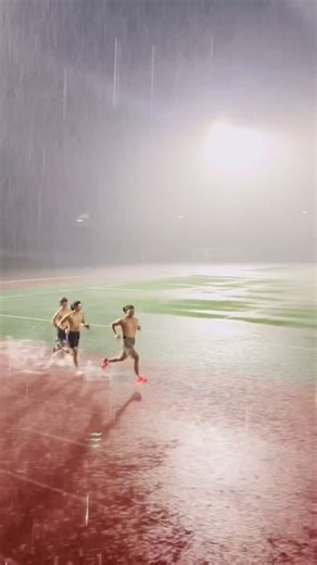 💦 We can post your photos and videos in our page, follow the link in our bio @worlderunners and we will select your pictures. 3km 10min 💦⚡️ 📽 @slowfunrun #running #trackworkout | Worlderunners