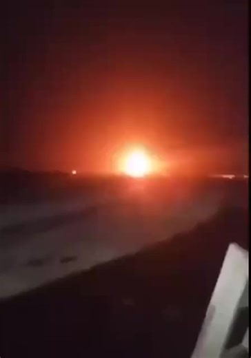 Serangan udara yang dahsyat dan luas (Israel dan/atau Amerika) terjadi semalam di Irak, menargetkan kelompok teroris yang didukung Iran seperti Asa'ib Ahl al-Haq, Al-Hashd Al-Shaabi, Kata'ib Hezbollah, dan lainnya. Area yang ditargetkan: Diyala (video terlampir), Karbala, al-Qaim, Nasiriyah, Kirkuk, Samawah, Akashat, Mosul, Jurf al-Nasr, Provinsi Dhi Qar, al-Muthanna (foto terlampir), dan lainnya. Banyak korban jiwa akibat serangan tersebut. *** Para pejabat Irak membantah bahwa serangan apa pun