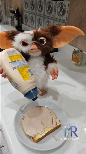 🥪 Gizmo Makes Me a Sandwich! | Cutest Mogwai (Gremlins) Moment
