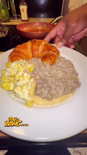 Mammah! I remember your auntie used to make Sausage Gravy over Grits. | sausage gravy