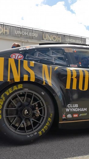 Guns N’ Roses ha patrocinado al piloto de Legacy Motor Club, Erik Jones, para las 500 Millas de Daytona, dándole un coche adornado con su marca. ¿A ver qué os parece el juguetito? No tenemos el coche, pero si mucho merchan nuevo de GNR 👉🏻 http://emp.me/1CRL | EMP España