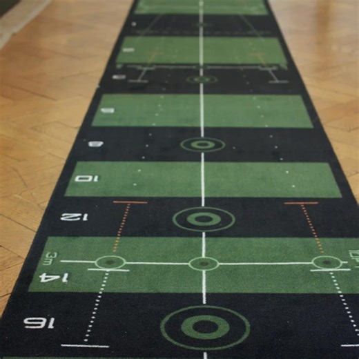 Eine Puttingmatte ist nicht nur eine unterhaltsame Möglichkeit, den Golfschwung im Winter aufrechtzuerhalten – sie kann auch deine geheime Waffe sein, um dein Handicap im Frühjahr zu senken. Denn es geht nicht nur darum, den Ball ins Loch zu rollen, sondern darum, die Technik zu verfeinern und das Selbstvertrauen zu stärken. Hier sind einige Übungen, die einen großen Unterschied machen. 𝗟𝗶𝗻𝗶𝗲𝗻- 𝘂𝗻𝗱 𝗕𝗮𝗹𝗹𝘀𝘁𝗮𝗿𝘁 Falls deine Puttingmatte keine weiße Linie hat, klebe einen dünnen Str