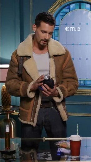 Aceite corporal, un imprescindible para un atraco. The essential for a heist? Bruce’s body oil.