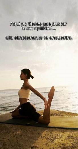 Yoga al atardecer con el sonido del mar 🌅🧘‍♀️#relajacion #yoga #olasdelmar #naturaleza #meditacion