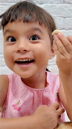 Niñas aprenden como crecen los anacardos (semillas de marañón o castañas de cajú)!