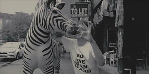 Idles rend hommage à l'Angleterre cosmopolite dans le clip de "Danny Nedelko" | Les Inrocks