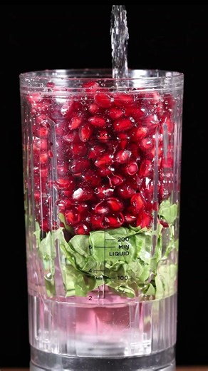 Crazy Healthy Pomegranate X Spinach Smoothie Creation 😋