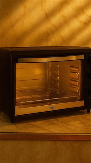 Garimpos da Ju | Ofertas | Casa | Cozinha | Utilidades on Instagram: "Eu não dava nada pra esse forno elétrico… até usar 👀🔥 Testei por alguns dias e sinceramente? • Esquenta MUITO rápido • Assa uniforme (não queima embaixo e fica cru em cima) • Tem função dourar que deixa crocante de verdade • Compacto mas cabe forma média tranquilamente Pra quem mora em apê ou quer praticidade sem gastar com forno gigante, ele resolve demais. Gostei principalmente porque é simples de usar (3 botões e pronto).