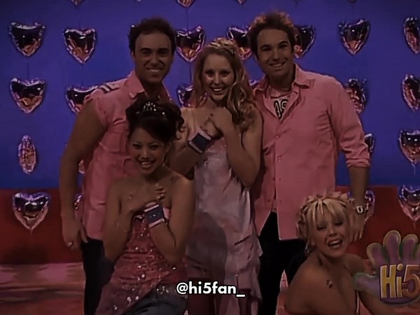 context: everyone hugged to finish the opening song of the program, but then let go for the presentation. Tim was the only one to keep hugging Charli until the end. #charlirobinson #timharding #hi5 #2000schildhood