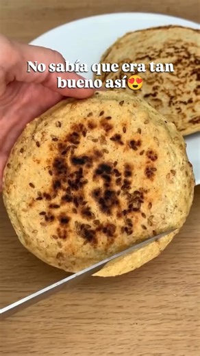 Nutrición y Recetas Saludables 🥑✨ on Instagram: "Guarda esta delicia y no olvides compartirla. Remix gracias a @fit_happy_sisters recomiendo mucho tu perfil.❤️ Sígueme para más recetas y consejos saludables @recetassanas.nutri PAN DE AVENA en sartén ¡GUARDA esta receta fácil de pan! ¿Quieres un pan rápido, saludable, fácil y sin horno? Esta receta la vas a hacer todas las semanas!!! 👉🏻 Cantidad para 2 panes: 60 g de copos de avena 1 huevo 100 ml agua 1/2 cdta de levadura Pizca de sal (opciona