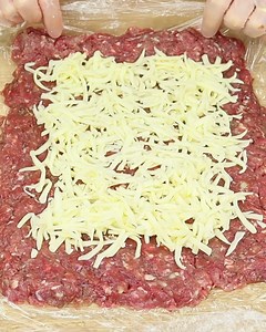 3M views · 8.6K reactions | ¡Rocambole relleno de queso! Fácil y delicioso | Recetas Fáciles de Hacer | Facebook