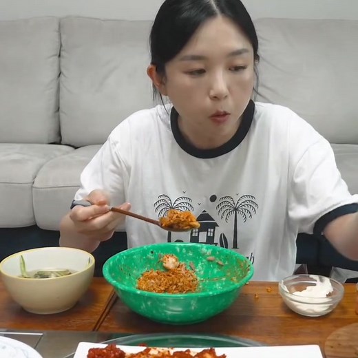 Today Menu is Korean Home Meal(Super Spicy Kimchi Bibimbap, Cucumber Cold Soup, Grilled Ham, Fried Egg) | Foodies Vlog