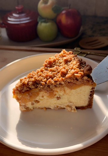 Apple crumble cheesecake🍂🍏🍰 Recipe: Ingredients Apple pie filling -3 granny smith apples (about 3 cups), peeled and sliced -1/3 cup light brown sugar, packed (71g) -1 tsp cinnamon -2 Tbsp water -1 Tbsp lemon juice -4 Tbsp unsalted butter (56g) -pinch of salt -2 tsp cornstarch mixed with 1 Tbsp water Crust -1 1/2 cups graham cracker crumbs (170g) -2 Tbsp granulated sugar -1 Tbsp light brown sugar -7 Tbsp unsalted butter, melted (98g) -pinch of salt Crumble -1 cup all-purpose flour (120g) -1/2