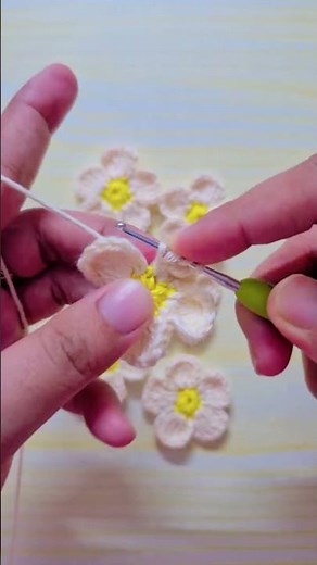Crochet Daisy Flower in Minutes 🌸 | Easy Crochet Flower #crochet