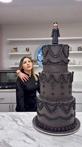 1.3M views · 64K reactions | #cremabatida #Vatell #colornegro Vuelve la temática más oscura #merlina ytambién los pasteles cubiertos en betún color negro!Te comparto mis tips para trabajar la crema batida #vatell sabor nata, sabe deliciosa y mi colorante favorito #jellycolor de #mabakerandchef que tiene una súper intensapigmentaciónEspero te guste, ya sabes que en este perfil amamos crear.. Arte comestible | Alicia Hdz Sugar Art | Facebook
