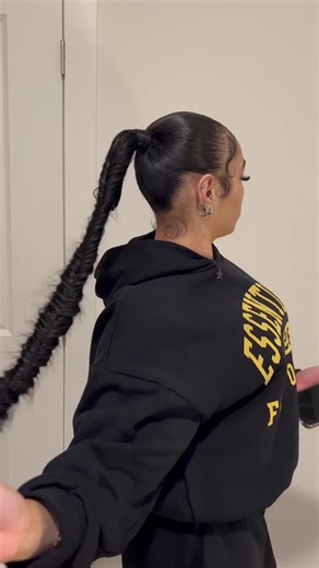 I loveeee this fishtail pony 😍 Should i add this as a new service ? Appointments available #CapCut #bsuhairstylist #ponytailhairstyle #fishtailbraid