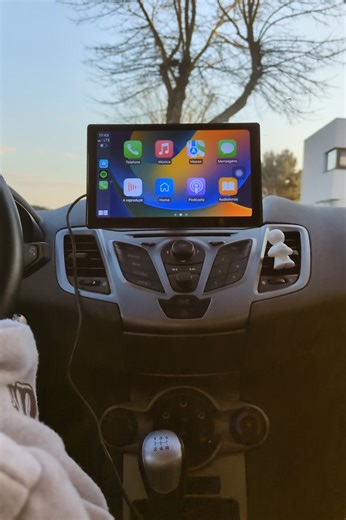 Os saldos chegaram! 🎁 Clique no botão abaixo e aproveite o melhor preço de sempre! Agora já pode ter um Ecrã Multimédia no seu automóvel, de forma simples e sem instalações complicadas. ❌ ✅ Navegação: Google Maps, Waze e outros com alertas e rádares. ✅ Multimédia: Spotify, Youtube Music, rádios e vídeos. ✅ Chamadas e mensagens: Controle tudo por voz ou toque. ✅ Instalação Plug & Play: Compatível com quase todos os automóveis. | Carmana.pt