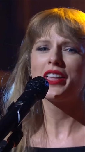 Taylor Swift sings her emotional song All Too Well pt2
