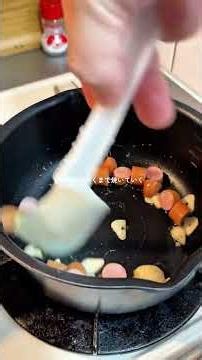 美味すぎて合法で飛ぶパスタ🍝 ⚫️材料⚫️ パスタ:1人前 ニンニク:2欠片 ウインナー:3本 ★水道水:300cc ★ほんだし:4g ★塩胡椒:適量 ●コンソメ:小さじ2 ●牛乳:100ml...