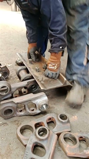 CHECKING BOLTS PARALLELISM FITTING BLADE ON EXCAVATOR TRACK CHAIN SHOE I. WORKSHOP