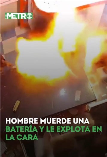 #Noticias | Las cámaras de seguridad de un local de servicio técnico captaron el momento exacto en el que un hombre muerde una batería de litio… y esta explota en su rostro en cuestión de segundos. Según las imágenes, el cliente manipulaba el repuesto frente al mostrador cuando ejerció presión con los dientes sobre el componente, provocando una reacción química inmediata que terminó en una bola de fuego. El estallido obligó a quienes estaban cerca a retroceder ante la magnitud de las llamas. 🔎 