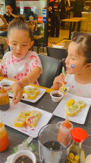 Comiendo sushi con mi amiga 🤩 #mexico #sushi #food #friends #eating #paseo #amigas