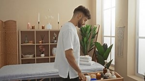 Jeune homme hispanique dans une salle : vidéo de stock (100 % libre de droit) 3588099425 | Shutterstock