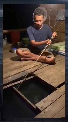 @potato.in.a.dress on Instagram: "1990년 개봉한 영화 〈나홀로 집에(Home Alone)〉는 단순한 가족 코미디를 넘어, 혼자 남겨진 한 아이의 용기와 따뜻함을 담아낸 작품입니다. 크리스마스의 화려한 장식과 밝은 음악 뒤에는, 케빈이 느끼는 외로움과 성장의 순간들이 자연스럽게 스며 있습니다. 처음엔 집에 혼자 남았다는 사실이 마치 해방된 듯 신나 보이지만, 시간이 지날수록 조용한 집 안 곳곳에서 케빈이 맞닥뜨리는 고요한 감정들이 더 깊이 다가ᄋ