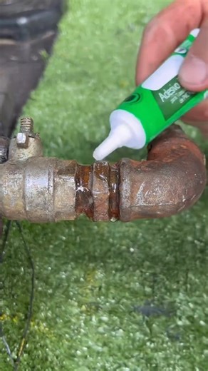 74K views · 161 reactions | How to loosen a rusty nut using glue Easy and clever way to fight rust #USA #GlueHack #QuickRepair | Do It YourSelf | Facebook