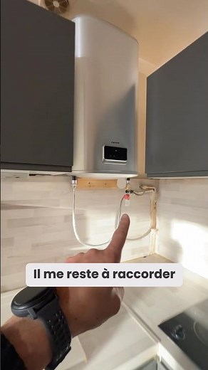 Installation d’u ballon d’eau chaude dans une cuisine, dans un espace très restreint.Peu de place !