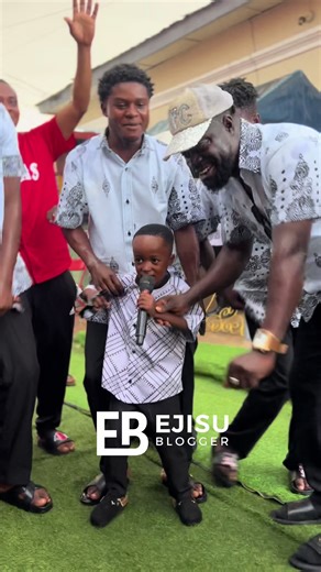 Son Performs at Mother's Funeral, Touching Hearts