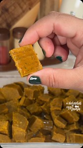 Daniela Ronquillo/ El delantal de Mamá ® on Instagram: "Cubitos de consomé 100% naturales, hazlos tú mismo, te van a encantar 😍🥕🥬🧄💯 Ingredientes: 2 zanahorias 1 pimientos rojo 1 cebolla 1 cabeza de ajo 4 varas de apio 1 manojo de cilantro Medio manojo de perejil 1/4 taza sal de mar 2 cdas ajo en polvo 2 cdas comino molido 2 cdas paprika 1 cda oregano 1 cda curcuma 1/2 litro de caldo de pollo"