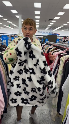 Jonathan T. Torreblanca on Instagram: "Ya en las compras de Navidad #fyp #couple #christmas #outfit #fashion"