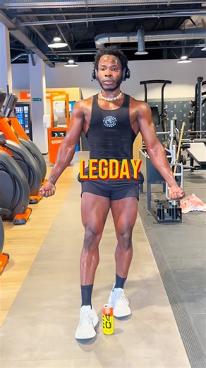 Tobadtfit🐬 on Instagram: "Machine guidée : un squat, plusieurs cibles Pieds serrés : accent sur les quadriceps (vastes interne & externe). Pieds avancés : travail dominant des fessiers + ischio-jambiers. Pieds largeur d’épaules : focus quadriceps : descente contrôlée jusqu’à 90° au genou. Pieds très écartés, pointes ouvertes : activation maximale des adducteurs. Mollets ajoute une step pour une extension complète et une meilleure amplitude. Même machine, réglages différents = muscles ciblés dif